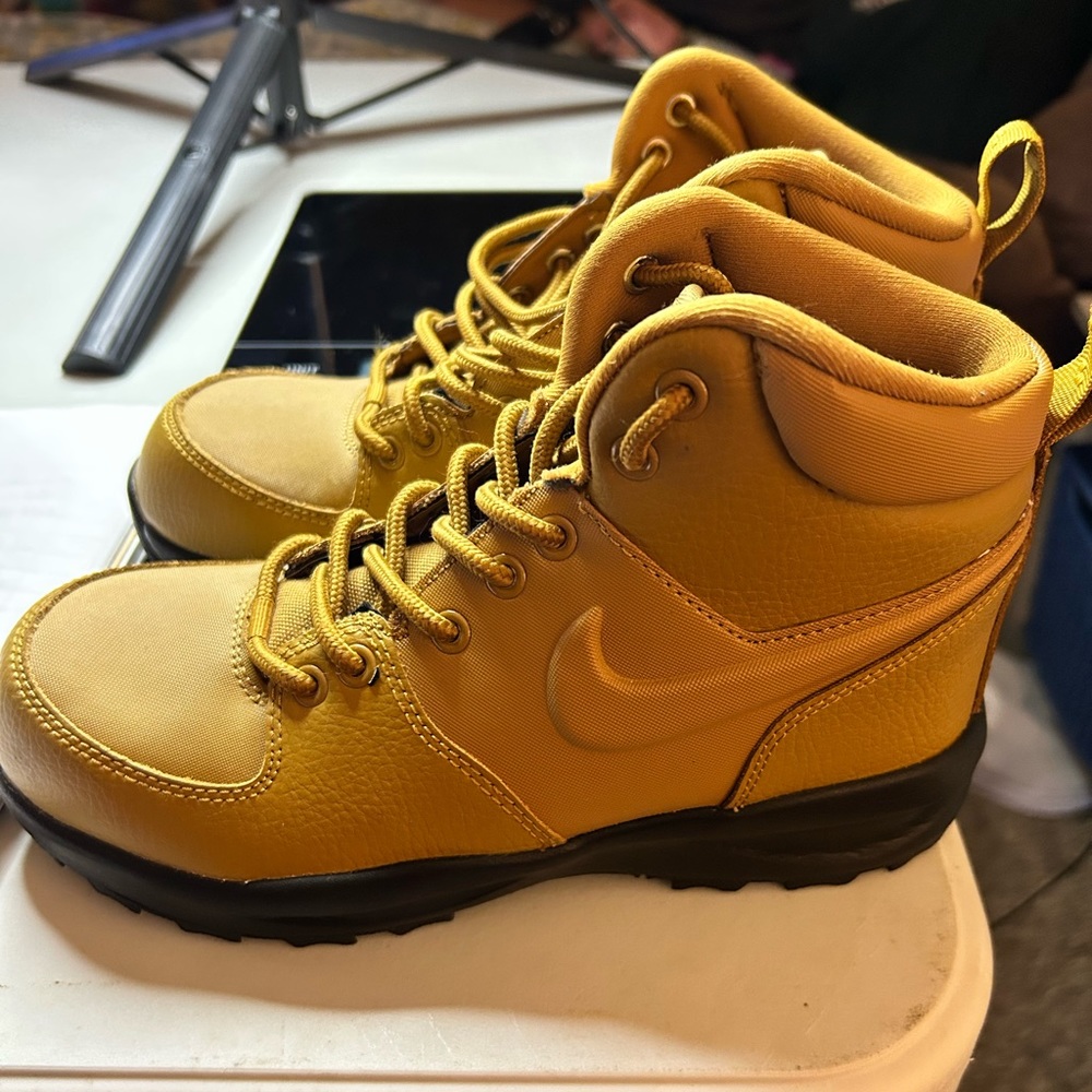 Nike Manoa 4Y *BRAND NEW*